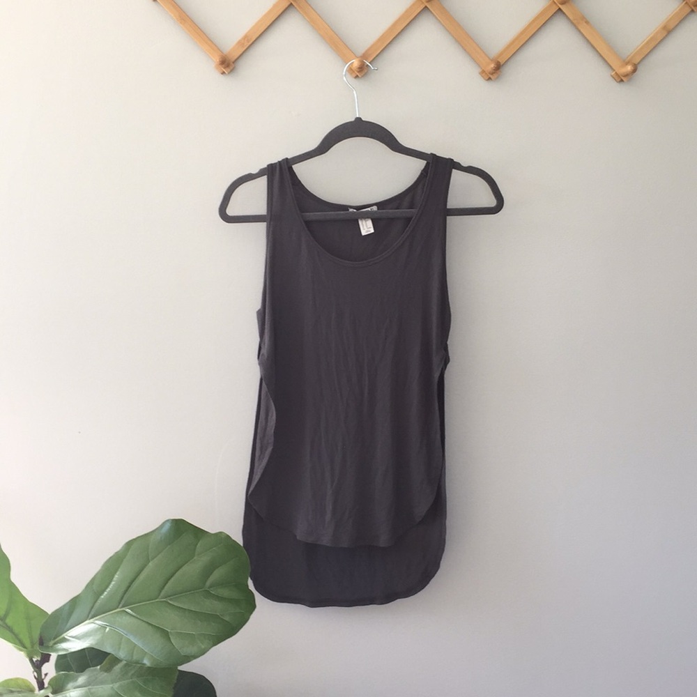 Gray tank with slits